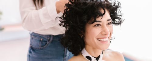 potentiel 1 femme brune souriante chez le coiffeur